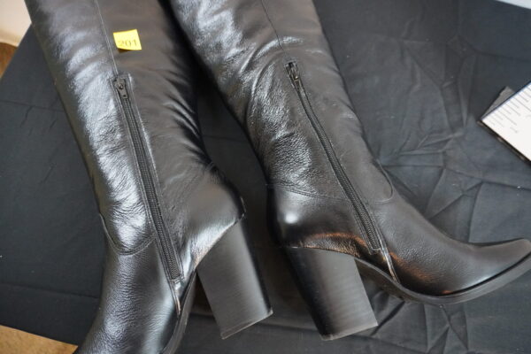 women's boots new. approx. 26" tall size us10 - Image 2