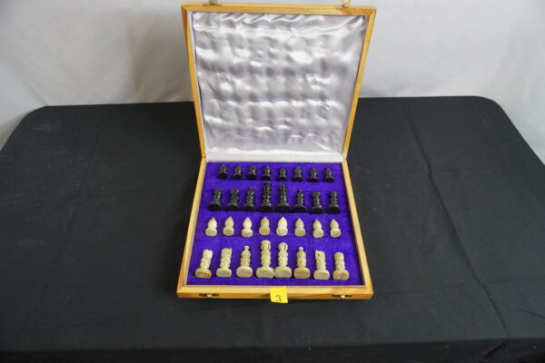 Hand made Real ONYX chess game with board on wooden case - Image 2