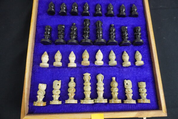 Hand made Real ONYX chess game with board on wooden case