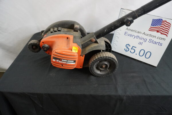 Black and Decker elec edger LE750 edgehog (works)