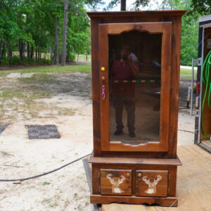 Gun cabnet,holds 8 guns with key 34"x 71"x 15" Deer on door
